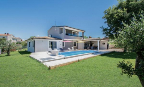 Villa Vala with a large yard near Pula